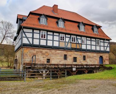 old-2357692_1280_ByMomentmal